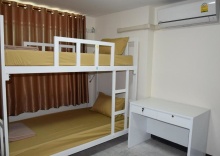 Кровать в общем номере (женский номер) с красивым видом из окна в Like Home - Hostel