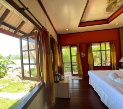 Двухместное бунгало с видом на море двуспальная кровать в Kinnaree Resort Koh Kood