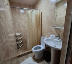 Трёхместный Домик с балконом и с красивым видом из окна в У Кристины