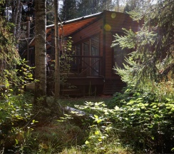 Лодж с купелью и сауной в лесной зоне в Пасторское озеро