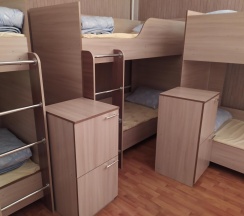 Кровать в 8-местном мужском номере в Диско