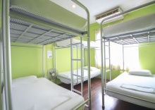 Кровать в общем номере в OYO 1054 Phuket Backpacker Hostel