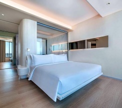 Двухместный семейный Ocean Suite двуспальная кровать в Hilton Pattaya