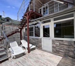 Двухместный семейный полулюкс с балконом и с видом на внутренний двор двуспальная кровать в Нартон