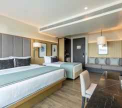 Двухместный номер Family с видом на море двуспальная кровать в My Beach Resort Phuket