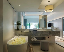 Двухместный номер Superior с балконом и с видом на бассейн двуспальная кровать в Chanalai Romantica Resort Kata Beach - Adults Only