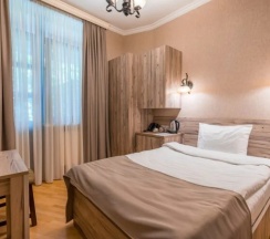 Двухместный номер Standard с балконом двуспальная кровать в Imperial House Hotel