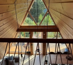 Коттедж с балконом и с красивым видом из окна в Красные Скалы