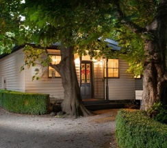 Двухместный коттедж с балконом двуспальная кровать в Moulton Park Cottages