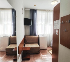 Номер стандарт с 1 односпальной и 1 двуспальной кроватью в Регион 86