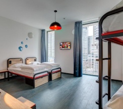 Кровать в общем номере с 6 комнатами в MEININGER Hotel Amsterdam Amstel