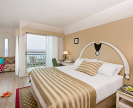 Двухместный номер Club с балконом двуспальная кровать в Herods Palace Hotel