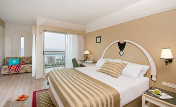 Двухместный номер Club Grand с балконом двуспальная кровать в Herods Palace Hotel