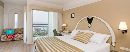 Двухместный номер Club Grand с балконом двуспальная кровать в Herods Palace Hotel