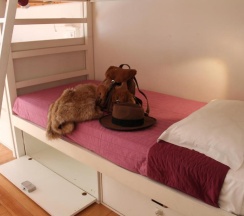 Кровать в общем номере с красивым видом из окна в Lost Inn Lisbon Hostel