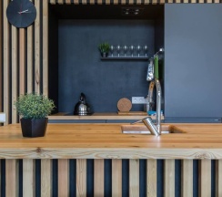 Двухместный коттедж двуспальная кровать в Family Barn Karvala