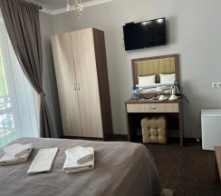 Двухместный номер Standard с балконом и с видом на внутренний двор двуспальная кровать в Шатун