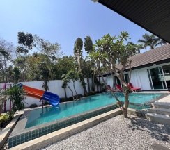 Вилла Luxury с 4 комнатами с видом на бассейн в Villas In Pattaya