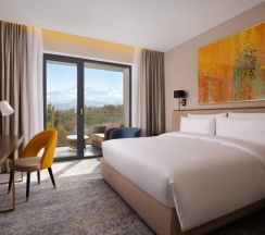Двухместный номер Classic с балконом двуспальная кровать в Swissotel Wellness Resort Alatau Almaty