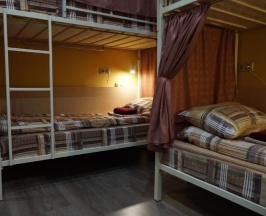 Кровать в 6-местном общем женском номере в High level