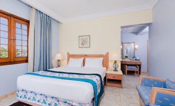 Трёхместный номер с балконом и с видом на бассейн в Royal Lagoons Resort & Aqua Park Families and Couples ONLY
