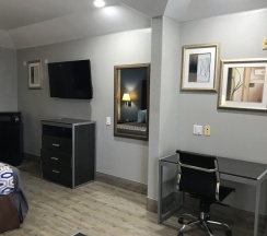 Четырёхместный номер Deluxe двуспальная кровать в Camelot Inn & Suites Veterans Memorial NW Houston