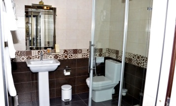 Номер полулюкс с 1 двуспальной кроватью в Нальчик Холл