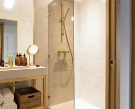 Четырёхместный люкс в MOB Hotel Cannes
