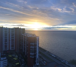 "Baltic Sunset" Однокомнатная квартира с видом на Финский залив (Метро Ленинский проспект/Автово, 10 минут на транспорте) в Rauktis apartments