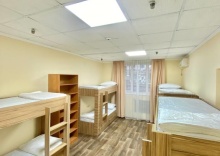 Кровать в общем номере (мужской номер) с красивым видом из окна в Alma-Ata Hostel