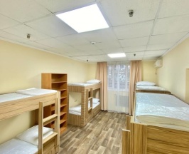 Кровать в общем номере (мужской номер) с красивым видом из окна в Alma-Ata Hostel