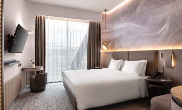 Улучшенный номер с видом на Арбат с одной большой кроватью в Cosmos Selection Moscow Arbat