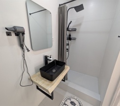 Трехместный Люкс на 3-м этаже с балконом и видом на море и горы в Агава