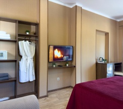 Трёхместный номер Супериор c 1 комнатой с балконом и с красивым видом из окна в Aimara