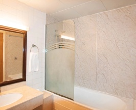 Двухместный номер Premium (двуспальная кровать) в BM Beach Hotel
