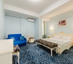 Трёхместный номер Стандарт с балконом в Dvin