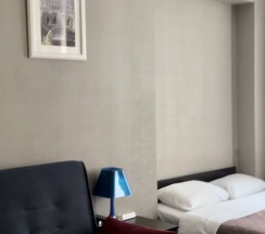 Ложа с двуспальной кроватью и санузлом на этаже в Belinsky