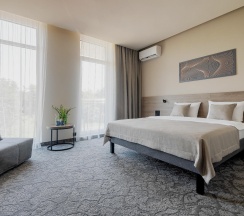Номер полулюкс с 1 двуспальной кроватью в GreenGate Hotel&SPA