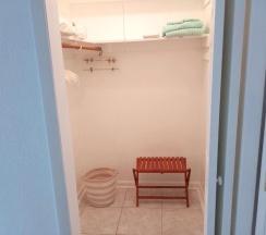 Коттедж с 2 комнатами в Private designer 8 room art getaway 2 Br-2Ba Full Kitchen Barbecue Patio 2min to beach