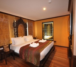 Люкс с балконом в Chalelarn Hotel