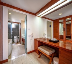 Люкс семейный с 2 комнатами с балконом в Andaman Beach Suites Hotel