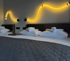 Трехместный номер с кроватью размера "King-size" и односпальной кроватью в THouse