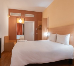 Двухместный номер Luxury с видом на город двуспальная кровать в Отель Ibis Астана