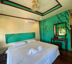 Двухместное бунгало с видом на море двуспальная кровать в Kinnaree Resort Koh Kood