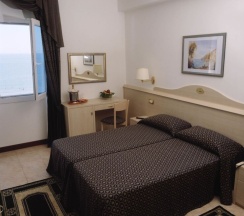 Трёхместный номер Standard с видом на море в Hotel Caravelle & Minicaravelle