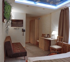 Улучшенный трехместный с двуспальной и односпальной кроватями в Скайвью сити