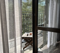 Домик 1 с балконом и с красивым видом из окна в Къашха Таш