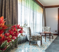 Двухместный полулюкс с видом на бассейн двуспальная кровать в Erawan Hotel