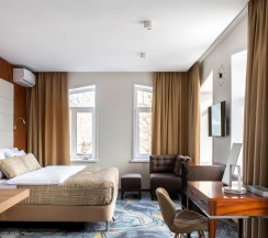 Апартаменты до 3 гостей с видом на город в V Hotel&Rooftop lounge