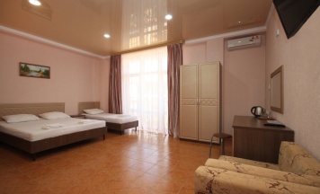 Четырёхместный номер Standard с балконом в Гранд хаус